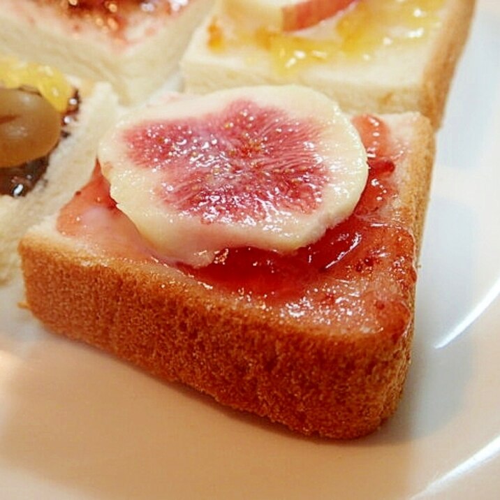 苺ジャムと無花果のミニトースト
